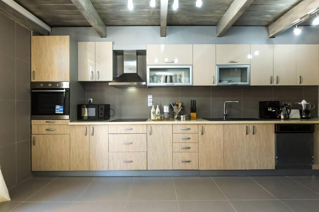 Villa Proto Helidoni - A Cozy Beachfront Villa Petres  Exterior photo