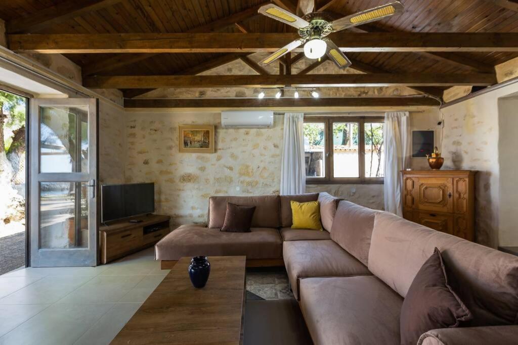 Villa Proto Helidoni - A Cozy Beachfront Villa Petres  Exterior photo