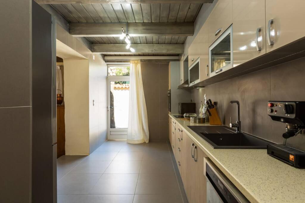 Villa Proto Helidoni - A Cozy Beachfront Villa Petres  Exterior photo